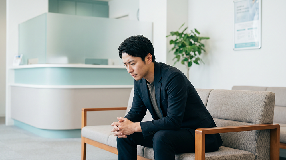 下向きペニス・左曲がりペニスは病気？下曲がり陰茎の割合と手術が必要な基準を専門医が解説